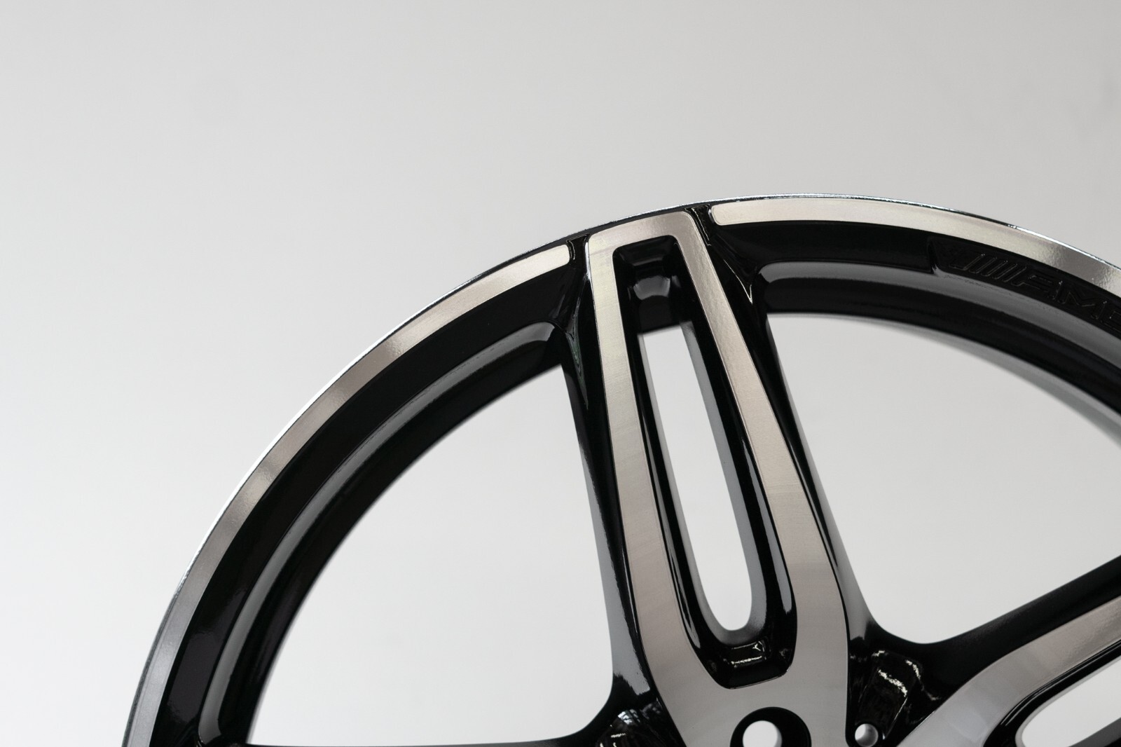 thumbnail image 2 of 18" OEM Mercedes E300 E400 E450 Wheel Rim - 2017-2019 - Machined Charcoal - 21340114007X44 2 of 4