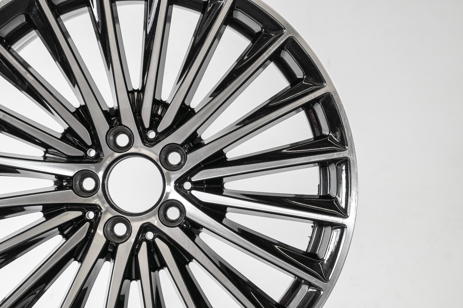 Mercedes C300 19" inch Front rim OEM 2023-2026 Genuine AMG Wheel 2064011900 - Image 4